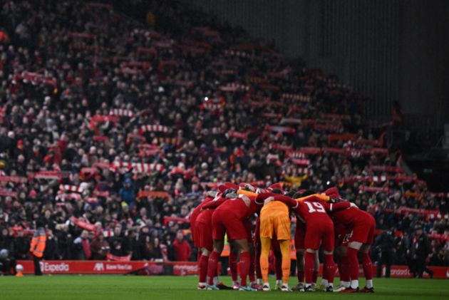 liverpool-players-huddle